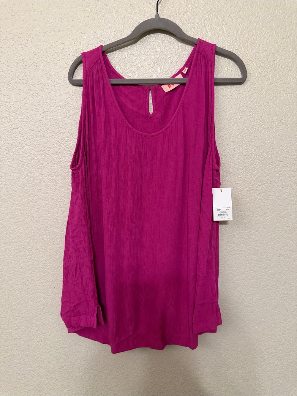 EVRI Sleeveless Scoop-Neck Tank Top in Fuchsia